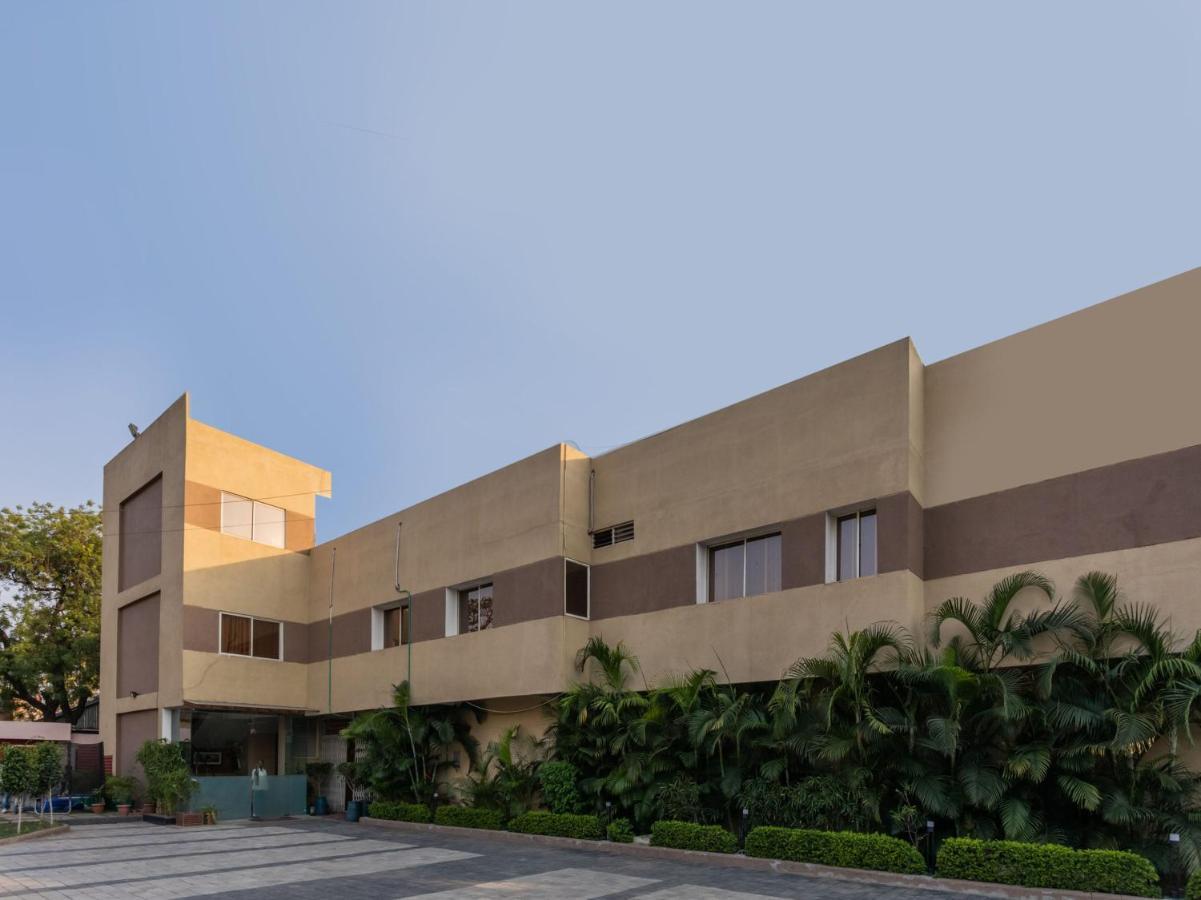 Oyo 72937 Hotel Tyagraj Агра Экстерьер фото