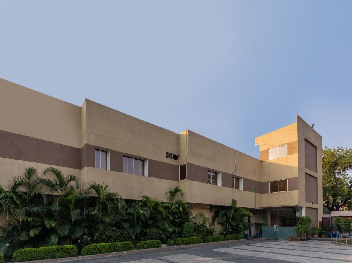 Oyo 72937 Hotel Tyagraj Агра Экстерьер фото